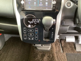 足元スッキリ、インパネシフトです。パーキングブレーキはフットブレーキタイプなので、運転席と助手席の間がスッキリしています。