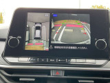 自車を真上から見下ろすように映し出すので周囲の状況が分かるアラウンドビューモニター搭載。フロントカメラとしても使用できます。車庫入れなど苦手な人の頼りになる助っ人です。