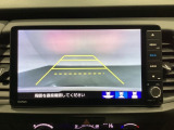 バックでの車庫入れも安心です! リアカメラが付いているバックモニター付のナビを装備しております。操作線もついており距離感も画面から確認できます。