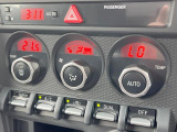 【オートエアコン】一度お好みの温度に設定すれば、車内の温度を検知し風量や温度を自動で調整。暑い&hellip;寒い&hellip;と何度もスイッチ操作をする必要はありません。快適な車内空間には必須の機能ですね♪