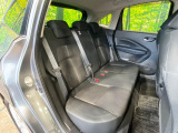 後部座席も気になるようなキズ・汚れやへたり等、大きなダメージはなく、良好な状態です。