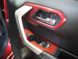 内装はドアハンドル部やセンターコンソールにレッドカーボン調の加飾が施されています。