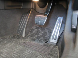 BMW全車種でアクセルペダルに【オルガン式】を採用しております。長距離運転でも軽く足をのせておくだけで操作できますので、疲れにくく、BMWらしいダイレクトなフィーリングがお楽しみいただけます。