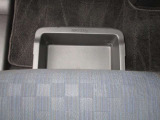 助手席シート下部には収納BOXが付いております。