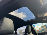 【サンルーフ】開放感たっぷりの希少装備、サンルーフが装着されています!車内に明かりを取り入れたり景色を楽しむ以外にも、車内の空気も簡単に換気できて快適です!