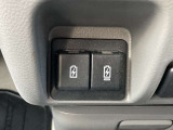 運転席と助手席の間にUSBソケットがついているので、スマートフォンなどの充電が可能です。