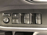 パワーウィンドは今や当たり前の機能ですが、無いと困る機能です。運転席からの操作で、全席の窓を振るオープンにしたり、フルクローズが可能です。