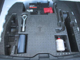ラゲッジスペース下にパンク修理キットが収納されてます。