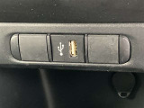 こちらのクルマはUSB接続コネクタも装備されています♪スマホの充電などにお使い下さい。ご旅行中での充電切れも、これなら心配いりませんね!