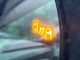 【ブラインドスポットモニター】走行中、ドアミラーの死角になりやすい箇所に後続車が接近するとサイドミラーのレンズに警告を表示!ドライバーに注意喚起をしてくれます。