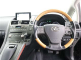 《運転席》目線の位置も高くて運転席からの視界も良好です。シート高さ位置も調整できるので、乗りやすいですね。