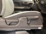 【前席】運転席にはシート高を調整できるハイトアジャスターが装備され、幅広いシートポジションの設定が可能になっております♪