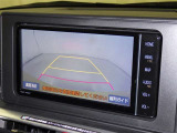 バックモニターも装備しております。バックギアに入れるとナビ画面に車の後方が映し出されます。これで後方確認も安心!