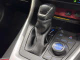 【フロアシフト】直感的な操作性や手に取りやすいレバー位置が特徴です。MTモードはエンジンブレーキやパワフルな加速を要する際など様々なケースで活躍。