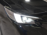 フルLEDハイ&ロービームランプ+ステアリング連動ヘッドランプ+コーナリングランプ!カーブの先の状況や曲がる先の歩行者などをいち早く認識できるから万が一の時も安心です。