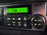 オートエアコン付きなので一度、気温を設定すれば自動的に過ごし易い温度に調整してくれますよ。 車内をいつでも快適空間にしてくれます。