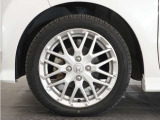 ◆純正アルミホイール装着車です!これで足元まわりもおしゃれにきまります!