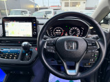ハンドル廻りのお写真です。ハンドルの左側にはナビ操作スイッチ、右側にはクルーズコントロールが装備されております♪