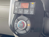 【オートエアコン】一度お好みの温度に設定すれば、車内の温度を検知し風量や温度を自動で調整。暑い&hellip;寒い&hellip;と何度もスイッチ操作をする必要はありません。快適な車内空間には必須の機能ですね♪