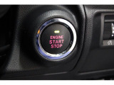 キーレスアクセス&プッシュスタート。アクセスキーを携帯していればドアのロック/アンロックはドアノブに触れるだけでOK。エンジンスタートはこのボタンをワンプッシュ。