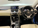 運転席周りのレイアウトをご覧ください。ナビゲーションが綺麗に装着されすっきり収まってますね!