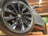 【純正アルミホイール】外観にマッチした純正アルミホイールを装着しております。各種社外アルミホイールや、スタッドレスタイヤも取扱いしております。是非ご相談ください♪