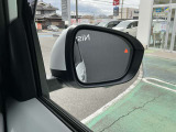 ミラーについたランプで車線変更や前向き駐車の出庫時にサポートしてくれます。