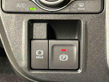 指先だけで簡単に操作が可能な電動パーキングブレーキを採用。「HOLD」スイッチを押すと、渋滞や信号待ちなどでブレーキペダルから足を離しても、ブレーキを保持するので安心です