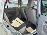 リヤシートも全車消毒済み。足元も軽とは思えない広さがあります。ドアには小物を収納できる便利な【リヤポケット】付。