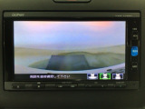 【バックカメラ】運転が苦手な方も車庫入れラクラクです!ギアをリバースに入れれば自動的に切り換わりますので、面倒な操作は不要です♪狭い駐車場もお車を傷つけず安心ですね!