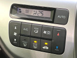 【オートエアコン】一度お好みの温度に設定すれば、車内の温度を検知し風量や温度を自動で調整。暑い&hellip;寒い&hellip;と何度もスイッチ操作をする必要はありません。快適な車内空間には必須の機能ですね♪