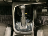 「e:HEV」は、モーター走行を中心にしながら電気エネルギーやエンジン動力を最も効率よく使い分けることができる賢いハイブリッドシステムです。