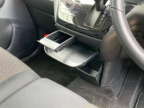 運転席横にはドリンクホルダーもございます。