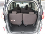 フル乗車時でも十分な荷室です。