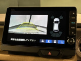 リバースギアに入れるだけで後方の表示へ切り替わります。夜間や雨の日の駐車も楽になりますよ。