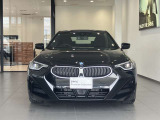 【BMWの伝統-1】BMWの特徴的な&ldquo;キドニーグリル&rdquo;は、80年以上続く伝統の形でございます。変わらないこだわりのデザインが、プレミアムブランド&ldquo;BMW&rdquo;を創り出します。
