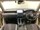 車内は光触媒抗菌消臭施工済です。インパネ周りはスタイリッシュなデザインで機能や装備も充実しています。グローブボックスやカップホルダーのほかにトレーなどたくさんの収納スペースが付いています。