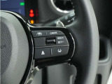 運転席と助手席は足元が繋がっているので自由に行き来しやすいので駐車場が狭いときでも助手席側からスムーズに乗り降りできて便利!