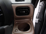 運転席のカップホルダーはエアコンの吹き出し口の前にありますので冷やしたり温めたり出来ます☆