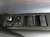 パワーウィンドウスイッチで運転席から全席の窓の開閉ができます。