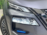 【LEDヘッドライト】悪天候や夜間走行時も良好な視界を確保し安心して運転できる高輝度LEDヘッドライトを装備!点灯速度が早く、消費電力も抑えられています。