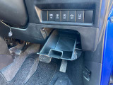 運転席周りのスイッチです。ちょっとした小物入れもうれしい!!