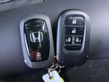 ☆スマートキー☆ドアの開錠・施錠はもちろんですが、エンジンをかけるときも鍵を取り出さなくて大丈夫ですよ♪両手に荷物をお持ちの時でも、大変便利で使い易い装備です☆