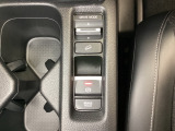 セレクターノブの下に、3つの異なる加速感を楽しめるドライブモードスイッチがついています。一般道、スポーツ走行、エコ走行など、シーンに合わせて最適な加速感を楽しめるドライブモードスイッチです。