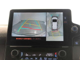 パノラミックビューモニター付きです。車両を上から見たような映像をモニター画面に表示。運転席からの目視では見にくい、車両周辺の状況をリアルタイムでしっかり確認できます。