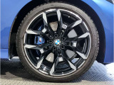 【BMWアロイホイル】軽量かつ強度に拘ったアロイホイル。走行性能ポテンシャルを引き出す設計。車の足元を引き締めてくれる大きなポイントはアロイホイルです。
