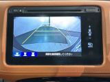 リバースギアに入れるだけで後方の表示へ切り替わります。夜間や雨の日の駐車も楽になりますよ。
