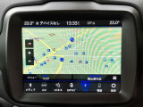タッチスクリーンをタップするかスワイプするだけですべての機能を呼び出せます。Apple CarPlayおよびAndroid Autoに対応しスマートフォンとのシームレスな 連携も実現。さらに、USBポートを標準装備しています。