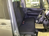 【ベンチシート】運転席と助手席の移動もスムーズ!狭い駐車場での乗り降りや、お子様の乗り降りにも便利です。座席の間にコンソールボックスやドリンクホルダーがないため、車内空間が広く感じます。