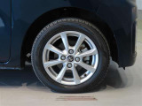純正のアルミホイール装着車です。タイヤサイズは155/65R14です。